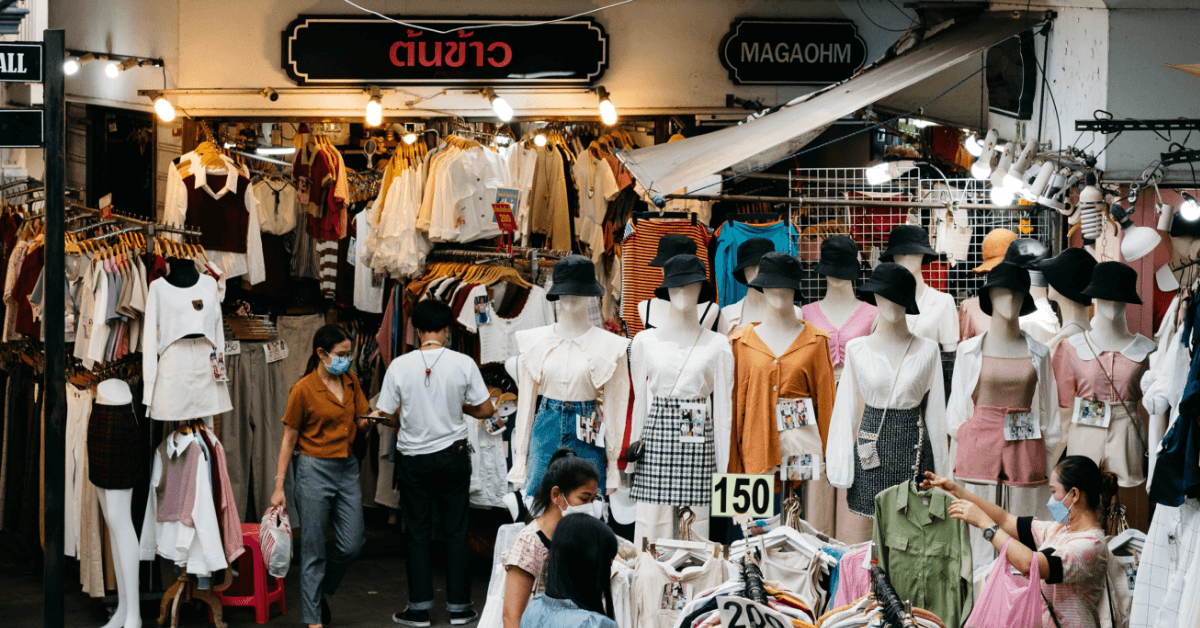 <img src="Ultra-fast-fashion.jpg"alt="wystawa z ubraniami fast fashion">