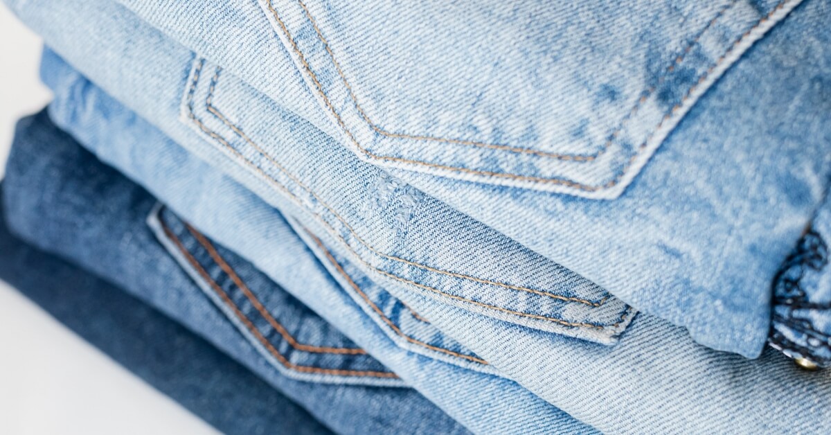 <img src="Nowe-sklepy-TekStylowo.jpg"alt="poukładane spodnie jeansowe">
