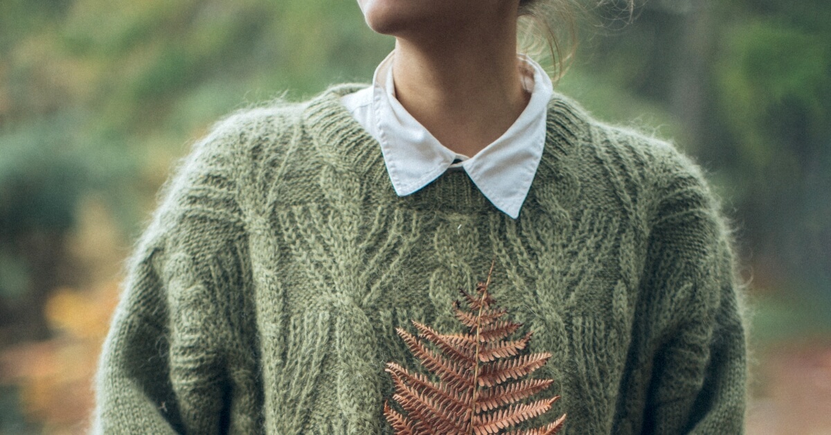 <img src="najlepsze-materiały-na-jesień.jpg"alt="Kobieta w zielonym wełnianym swetrze">