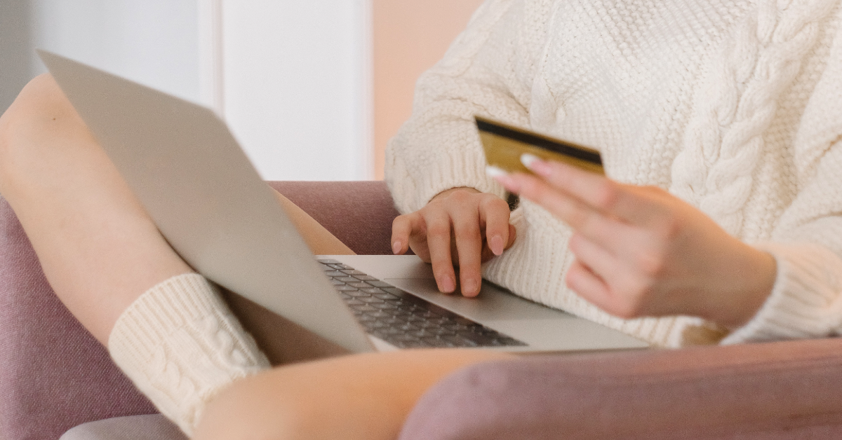 <img src="Lumpeks-internetowy.jpg"alt="Kobieta robiąca zakupy online z kartą kredytową w ręce">