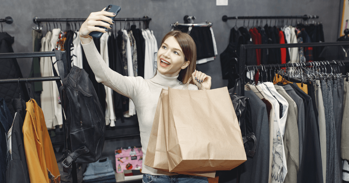 <img src="Black-Friday-2022.jpg"alt"Zadowolona kobieta robiąca selfie z zakupami">