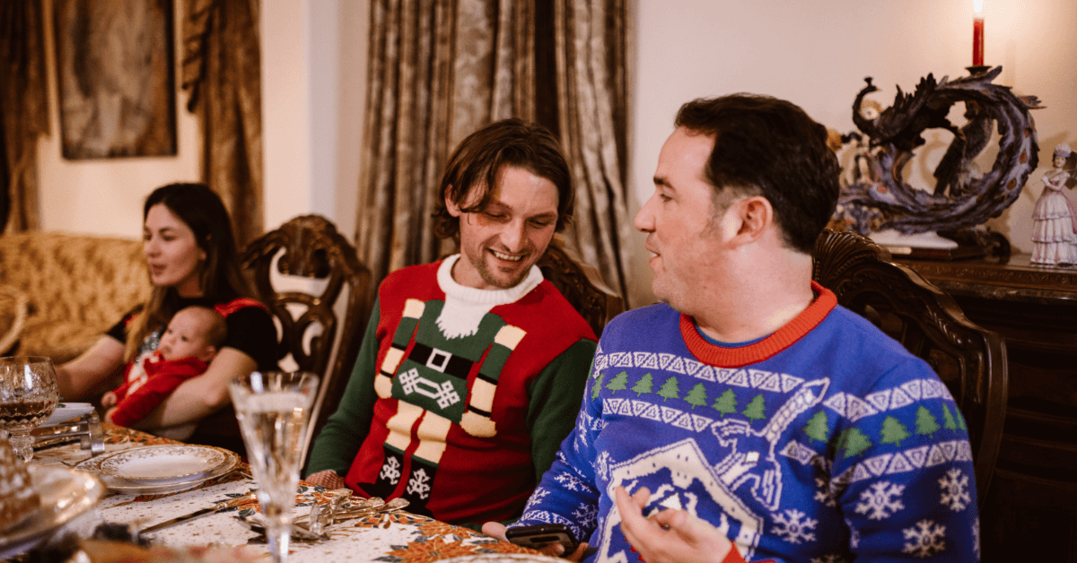 <img src="swetry-świąteczne-dla-całej-rodziny.jpg:alt="Rodzina w swetrach świątecznych przy wigilijnym stole">