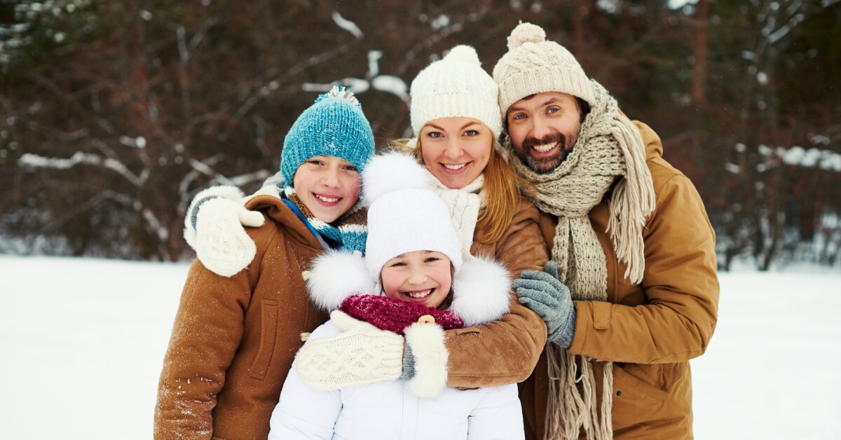 <img src="10-najlepszych-kurtek-i-płaszczy-na-zimę.jpg"alt="Rodzina w ciepłych kurtkach zimowych">