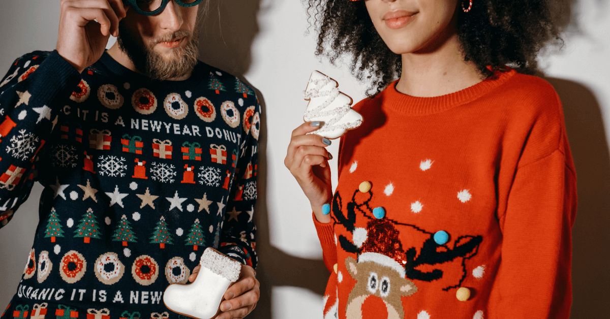 <img src="swetry-świąteczne-dla-całej-rodziny.jpg:alt="Para w swetrach świątecznych">