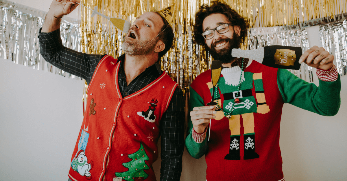 <img src="swetry-świąteczne-dla-całej-rodziny.jpg:alt="Mężczyźnie na zabawie sylwestrowej w swetrach świątecznych">