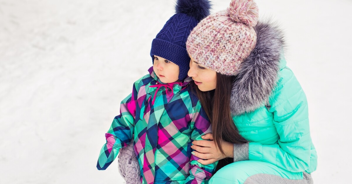 <img src="10-najlepszych-kurtek-i-płaszczy-na-zimę.jpg"alt="Matka z dzieckiem w zimowych kombinezonach">