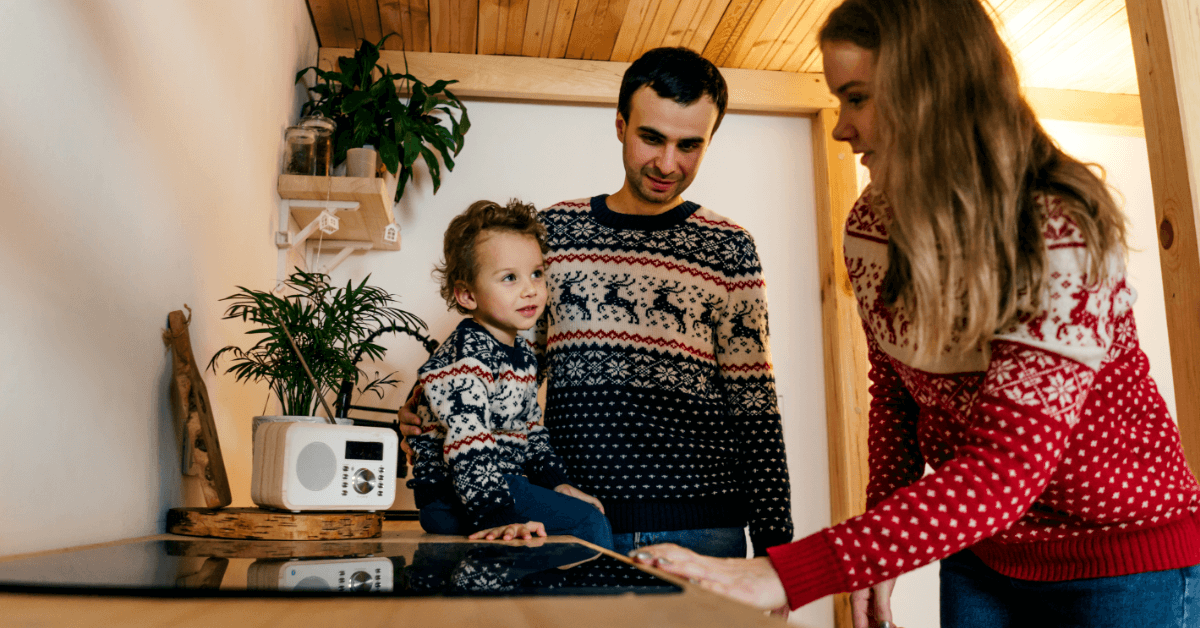 <img src="swetry-świąteczne-dla-całej-rodziny.jpg:alt="Mama, tata i dziecko w takich samych swetrach świątecznych">