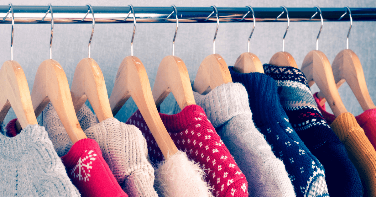 <img src="swetry-świąteczne-dla-całej-rodziny.jpg:alt="Swetry z motywem świątecznym na wieszakach">