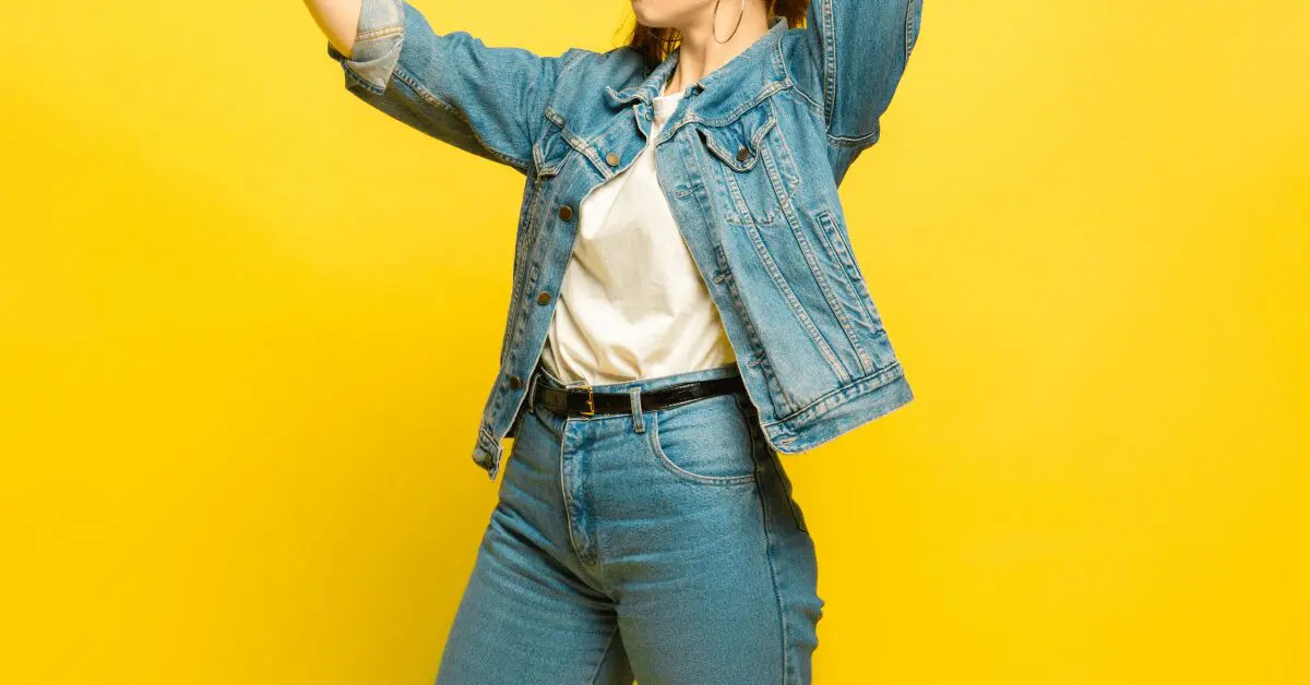 <img src"kobiece-stylizacje.jpg"alt="Jeansowy total look">