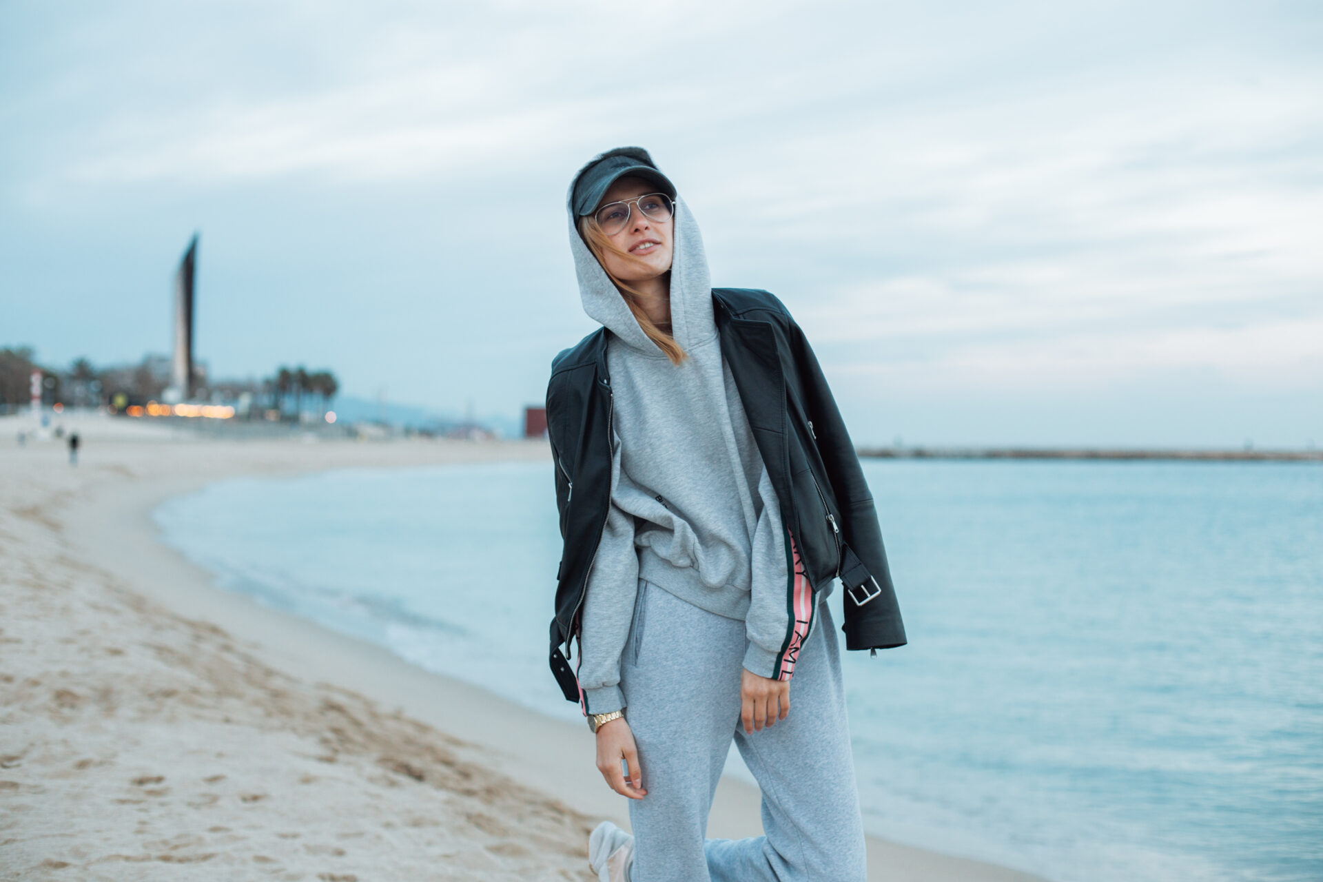 <img src="sportowy-styl.jpg"alt="Dziewczyna na plaży w sportowym stroju>