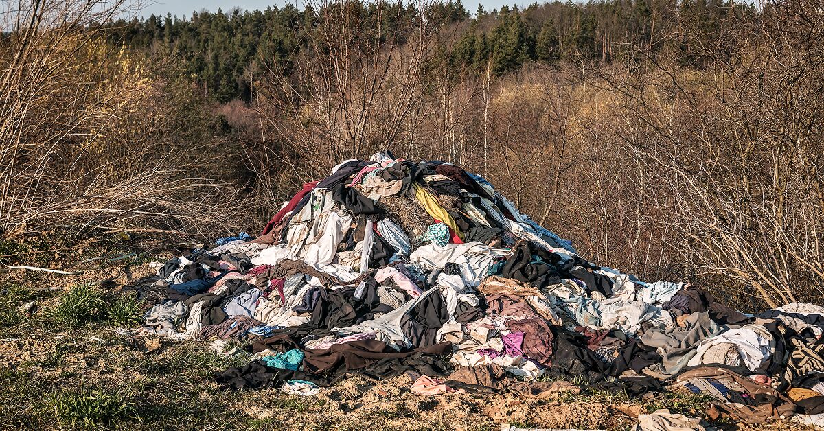 <img src"zakupy-w-lumpeksie.jpg"alt="Sterta ubrań porzucona w lesie">