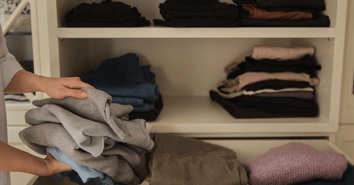 <img src="ubrania-na-jesien.jpg"alt="Jesienne swetry">