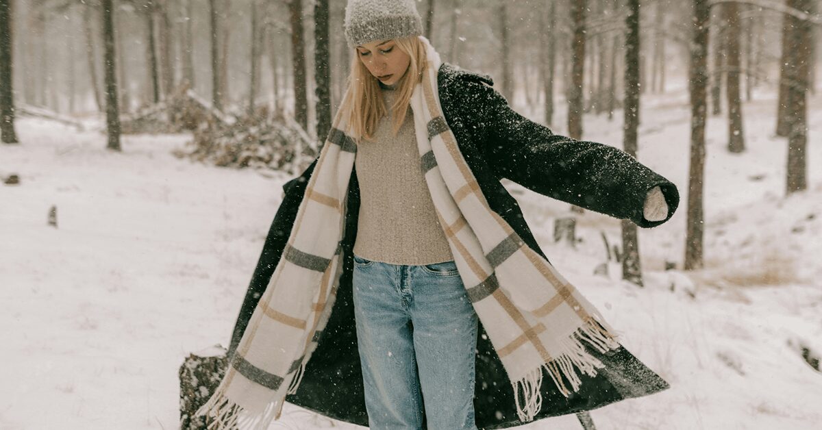 <img src="ubrania-na-jesien.jpg"alt="Dziewczyna w zimowym outficie">