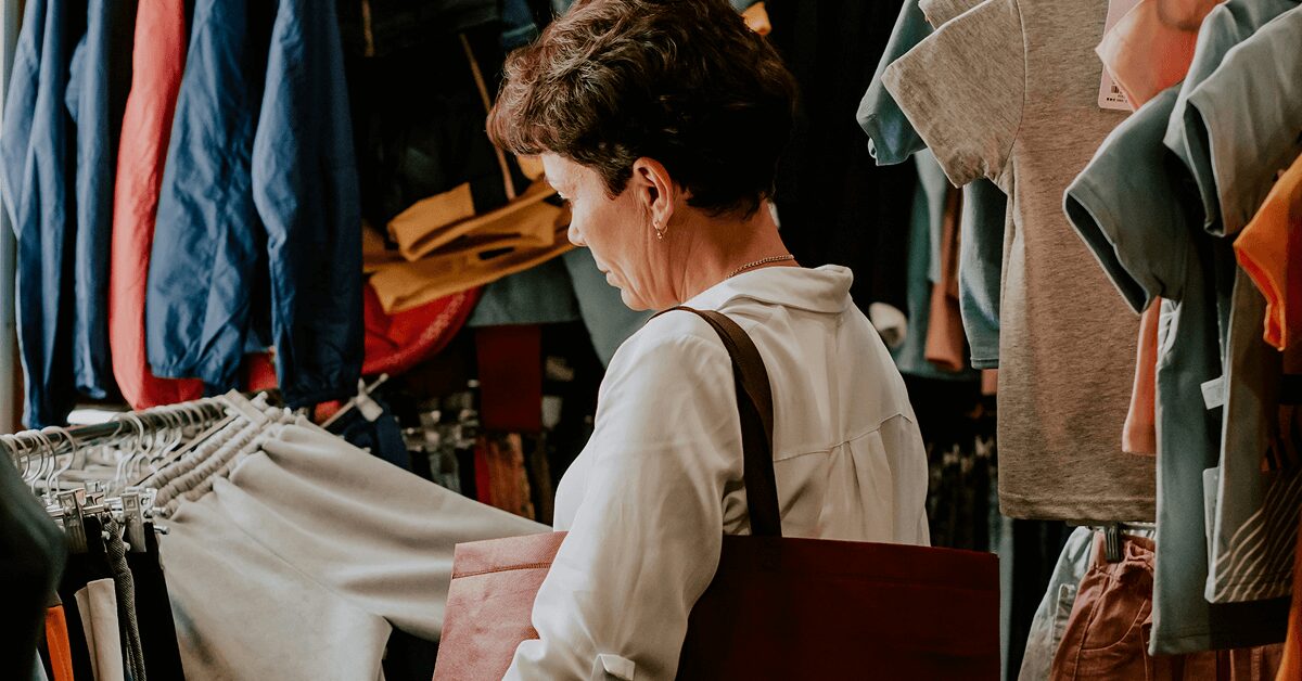 <img src="ubrania-na-jesien.jpg"alt="Kobieta robiąca zakupy w lumpeksie">