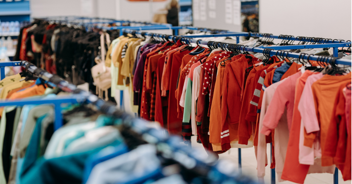 <img src"Zakupy-w-lumpeksie.jpg"alt="Ubrania na wieszakach w TekStylowo">