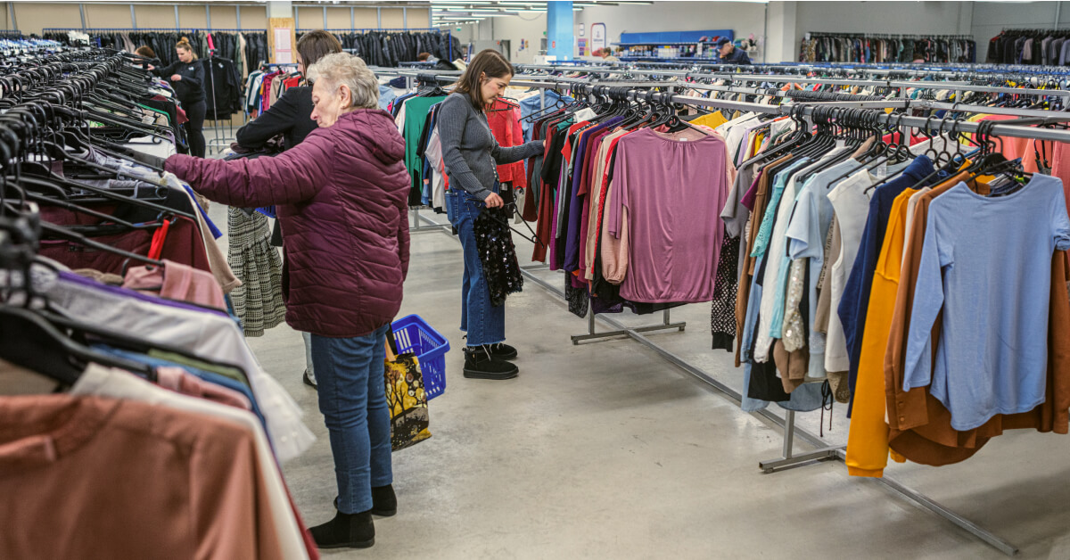 <img src="jak-zaczac-kupowac-w-lumpeksach.jpg'alt="Jak zacząć kupować w second handach">