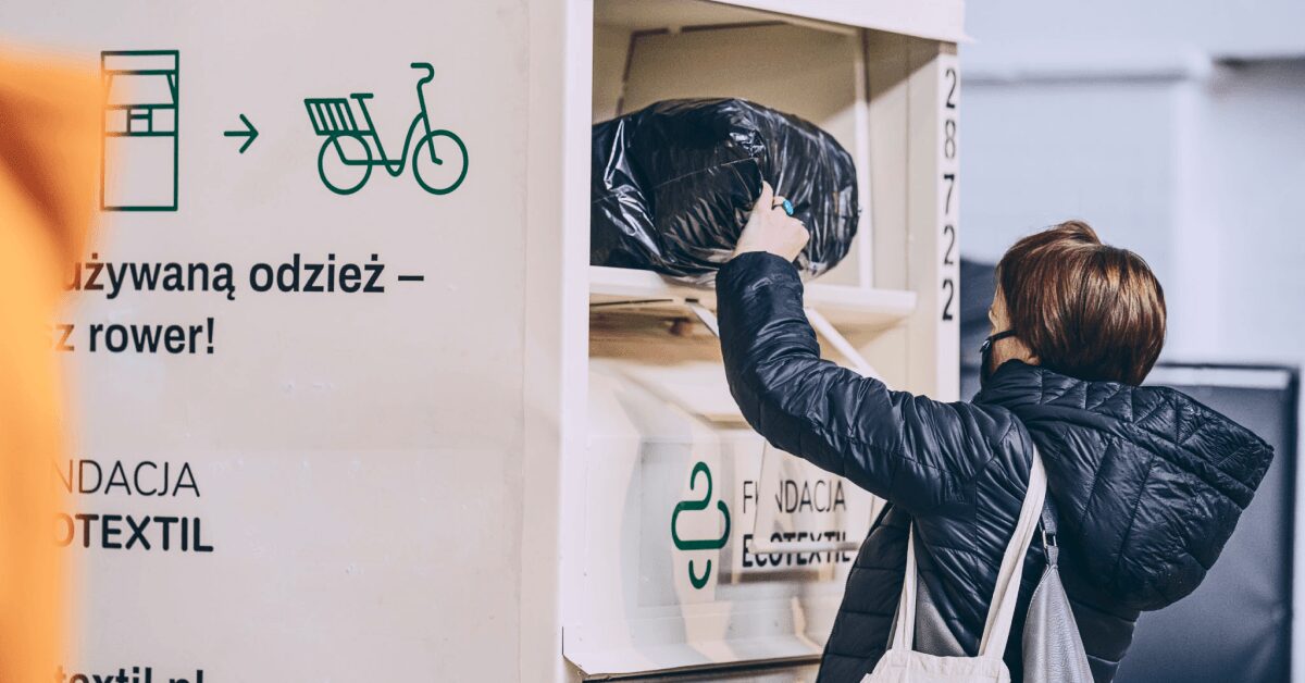 <img src"recykling-ubran.jpg"alt="Recykling ubrań">