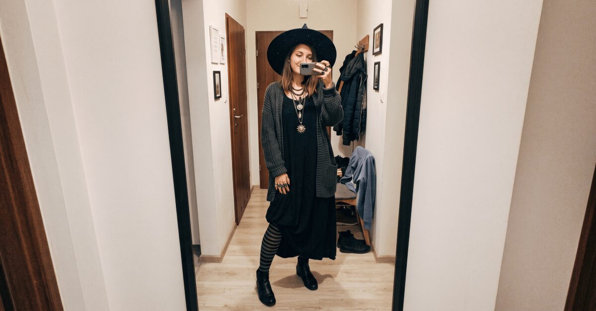 <img src"stroj-na-halloween.jpg"alt="Strój na Halloween DIY">